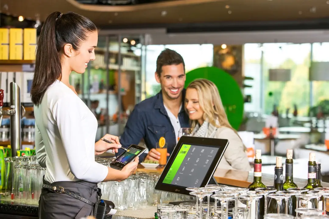 Garçonete com terminal móvel Colibri e tablet POS ao balcão
